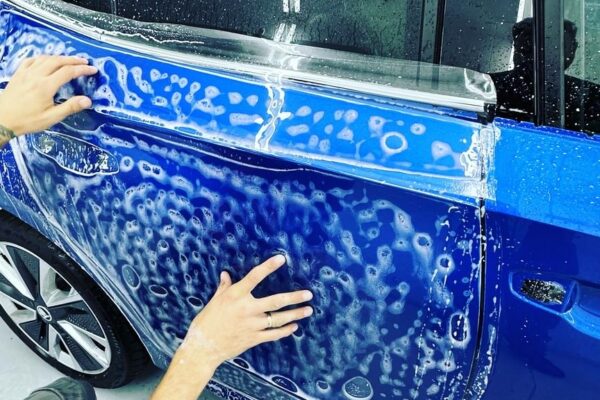 ציפוי לרכב נגד שריטות הדבקה על דלת ציפוי לרכב נגד שריטות הדבקה על דלת