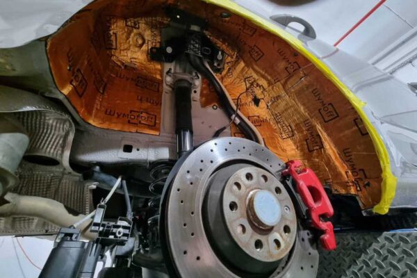 בידוד אקוסטי לרכב מתחת לגלגל