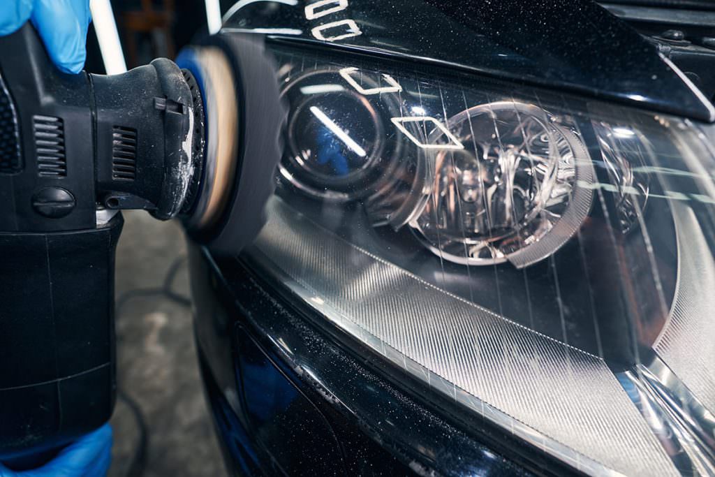 headlight-polishing Detail Bear דיטיילינג לרכב